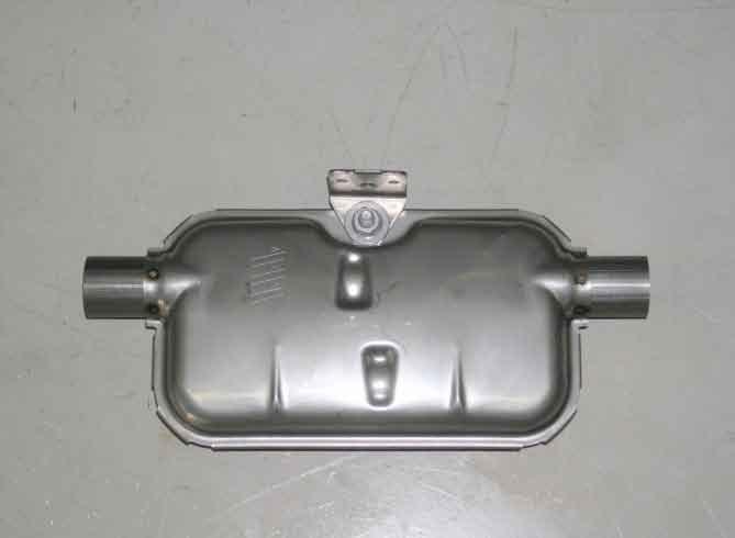 Der Pfeil auf dem Abgasschalldämfer für die Durchströmrichtung des Abgases zeigt nach hinten.