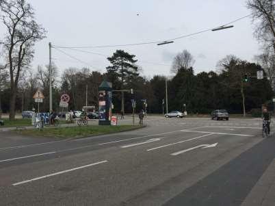 Aus dem Nordosten - 1 Ampelkreuzung, bei der Autos aus drei Richtungen kommen auf Fußgänger geachtet werden muss Vor allem auf dem Fußgänger/Fahrradweg der Moltkestraße aus