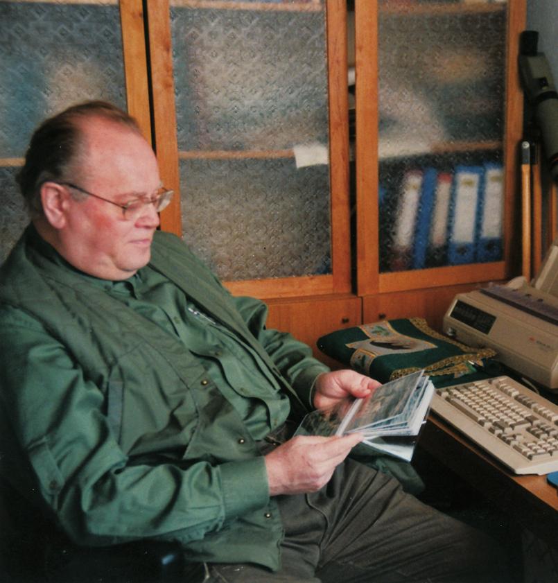 nahm Ekkehard Liese eine Beschäftigung im Vogelrevier des Zoologischen Gartens Rostock auf und hat dort 46 Jahre als Tierpfleger, Reviertierpfleger und Spezialtierpfleger gearbeitet.