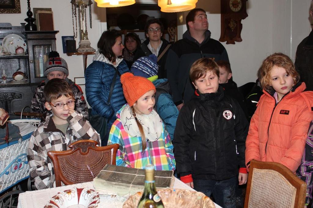 Jonas Schmiddem Das war interessant. Sie hatten kleine Betten. Sie hatten wenig Spielzeug. Man hat nur einmal pro Woche gebacken. Alle Kinder mussten in einem Bett schlafen.