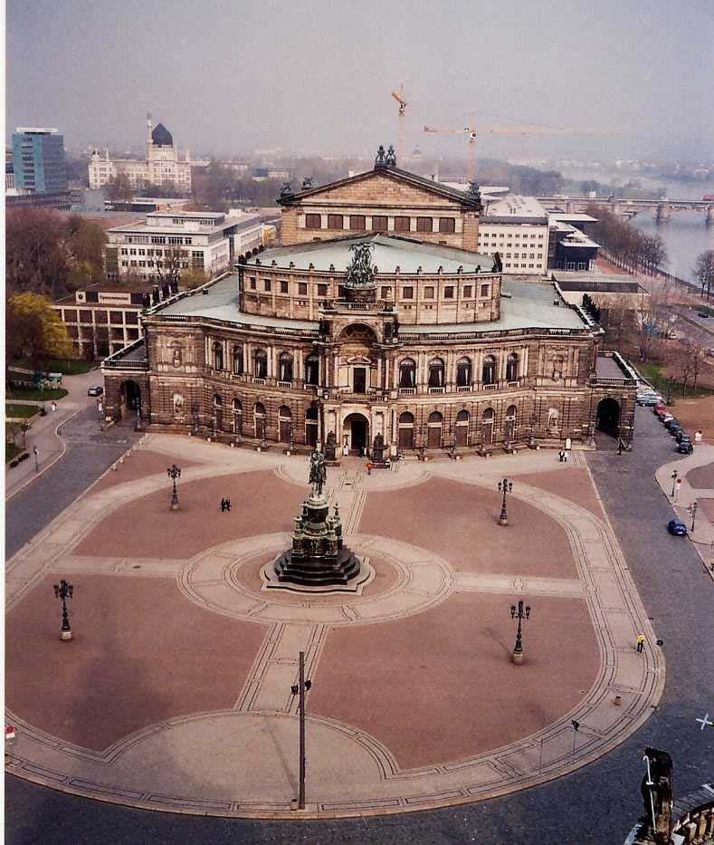 Sempers Zweites Hoftheater Sempers Zweites Hoftheater Am zweiten Bau der Dresdner Oper (1871-1878) zeigt sich gegenüber dem ersten ein deutlicher Wandel in Sempers Stil.