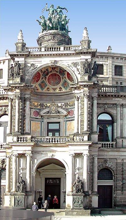 Das Eingangsportal Zu den Besonderheiten des Opernhauses gehört das Portal mit der tiefen halbrunden Exedra, einem