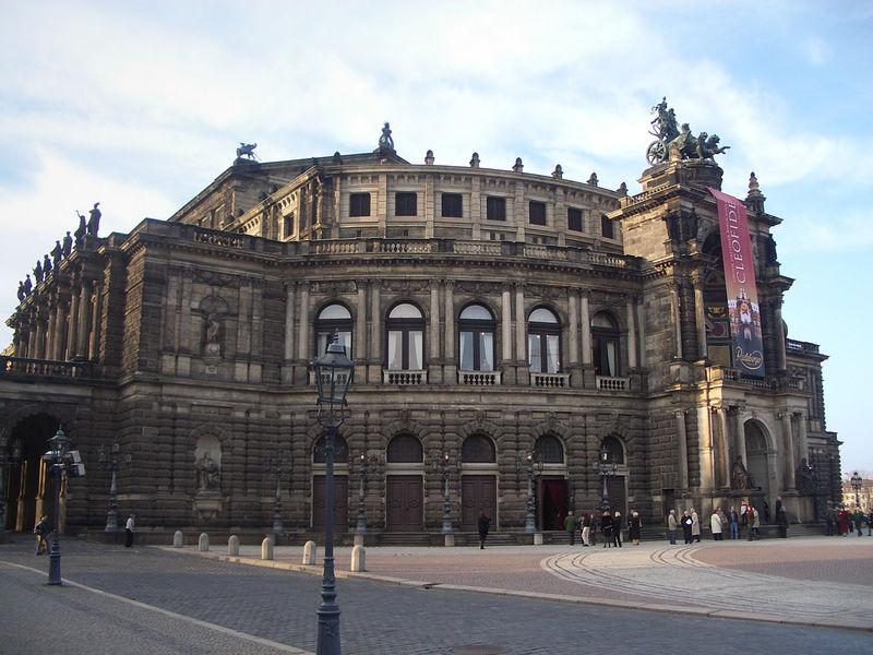 Der dritte Bau der Semperoper Die Einweihung des neuen Opernhauses erfolgt am 13. Februar 1985, zum 40. Jahrestag der Zerstörung Dresdens.