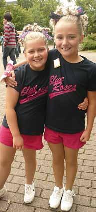 Cheerlea Luisa und Vanessa treten bei Schulfest-Eröffnung auf. Mit einem großen Veranstaltungsprogramm in Schule, Aula und auf dem Schulhof hat die Renataschule ihr diesjähriges Schulfest gefeiert.