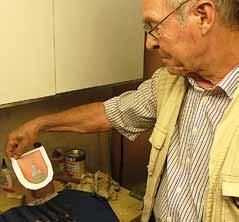 Der 75-jährige Bildhauer hat Kunst studiert, konnte seine künstlerischen Fähigkeiten in jungen Jahren jedoch nur als Hobby In seiner Werkstatt zeigt Willi Huchthausen das Ochtersumer Wappen, das