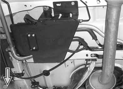 Aufrüstung Zuheizer Voyager - Abgasflexrohr () am fahrzeugeigenen Abgasrohr () abbauen -