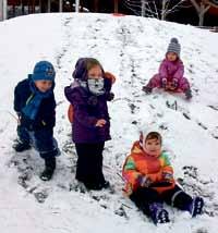 Ab nun ging die Post auf unserem Rodelberg im Garten ganz nach dem Motto: Bahne frei, Kartoffelbrei! Der Schnee hat alle bereichert. Die Kinder bauten Schneemänner und formten Schneeengel.