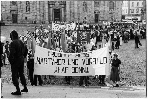 1992 Für eine große internationalistische antifaschistische Demonstration AKTU Am 17. August 1992 ist der fünfte Jahrestag des Hitler Stellvertreters und Kriegsverbrechers Rudolf Heß.