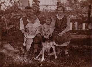 Meine Eltern zeigt das Bild mit mir und meinem Bruder Günther sowie unserem Hund Vera, auf der Gartenbank in Neukirch. Mein Vater war bei der Post als Telegraphenbauhandwerker beschäftigt.