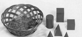 Abbildung 2: Geometrische Körper und Grundflächentafeln aus NIENHUIS/RIEDEL (2003/4) 27 Das Montessori-Material dient vor allem dem Erwerb und Vertiefen geometrischer Begriffe.