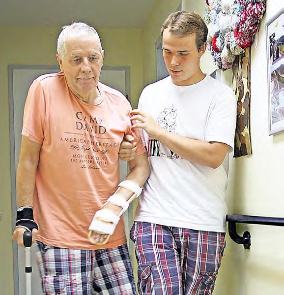 25 Wie Oma und Opa Kevin Baumert hat gerade sein Freiwilliges Soziales Jahr in einer Tagespflege für alte Menschen absolviert.
