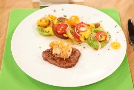 Andrea Ballschuh Thai Caprese Surf & Turf mit geröstetem Knoblauchbrot Für die Garnelen: 2 Riesengarnelen (küchenfertig) Olivenöl, zum Braten Die Garnelen salzen und in einer Pfanne mit Olivenöl