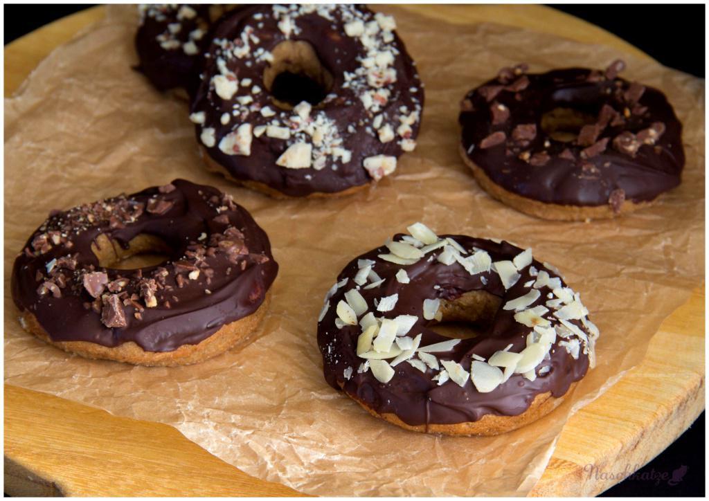 Vegane Lebkuchen-Donuts mit Kokoszucker und Mandeln Donut s wollte ich schon lange einmal selbst machen, aber das Ausbacken im Fett schreckte mich immer ab.