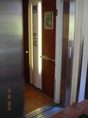Hauslift für alle Etagen Aufzug Aufzug innen Beleuchtete Beschilderung Über den Aufzug sind zu erreichen: Zimmer Nr.