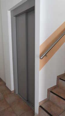 Lichte Breite der Tür: 98 cm Kommentar - Mobilität: Direkt vor der Eingangstür eine Schräge von 4,5 bis 12 %.