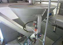 Das Rechengut wird über Förderbänder einer Presse zugeführt, entwässert und anschließend in Containern gesammelt und umweltgerecht verwertet.