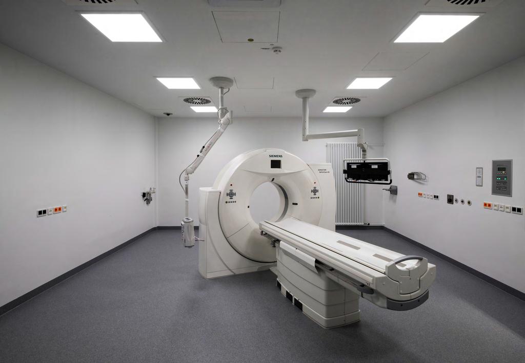 Untersuchungsraum mit einem Schichtröntgengerät, Klinikinstallation von Berker: