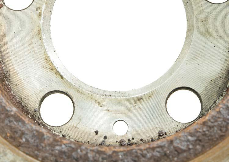 Asymmetrischer Verschleiß der Bremsbeläge Verschmutzte Anlagefläche, Druckstellen und Korrosion Der Bremsbelag wird nicht gleichmäßig an die Bremsscheibe gedrückt.