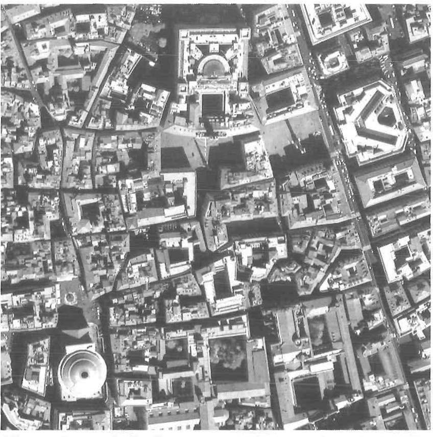 1 1 Abb. 2: /KONOS-Aufnahme eines dichtverbauten Stadtgebietes (Rom, /lnks unten das Pantheon), Copyright: Space lmaging Europe, Distribution Umweltdata Ges.m,b.H.