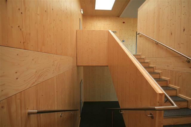 Abb.2: Durch ein Sonderbrandschutzkonzept konnte das Treppenhaus in Sichtqualität ausgeführt werden. Sichtbar belassene Holzoberflächen im Treppenhaus eines öffentlichen Gebäudes?