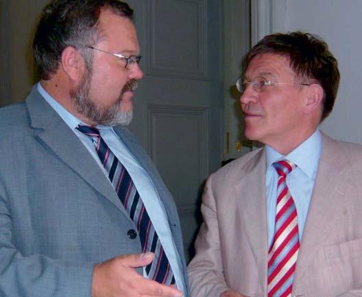 Verband Umwelterziehung stärken Gerhard Bleß im Gespräch mit Staatsminister Eberhard Sinner Würzburg.