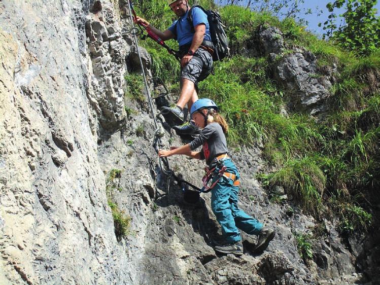 VEREINSLEBEN DAV-Bambinibande im Klettersteig unterwegs Klettersteige erfreuen sich einer immer größeren Beliebtheit, genau aus diesem Grund hat sich die Familiengruppe des DAV- Traunreut neue,
