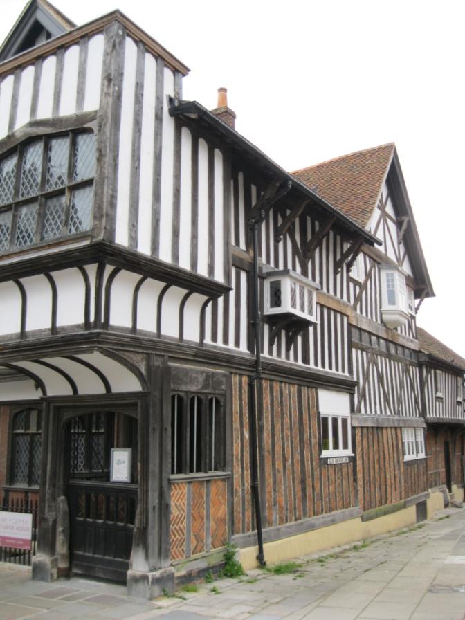 Aber auch Fachwerk mit annähernd quadratischen Gefachen sind zu finden. Besonders in der mittelalterlichen Architektur der nordenglischen Stadt York.