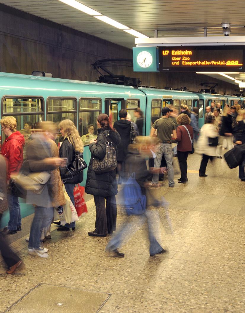 Frankfurt, traffiq, Bus und Bahn Die Zahl der Menschen, die in unserer Stadt leben und arbeiten, erreicht tagsüber die Millionengrenze. Zu den fast 690.000 Einwohnern kommen täglich weit über 300.