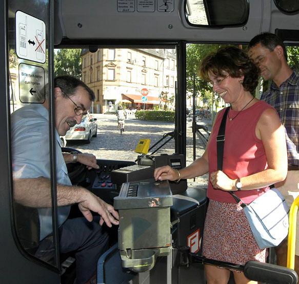 Qualität im Bus Ergebnisse 2010 Freundliche Fahrerinnen und Fahrer Frankfurts gut 750 Busfahrerinnen und -fahrer sorgen dafür, dass täglich 145.000 Fahrgäste sicher und bequem im Bus unterwegs sind.