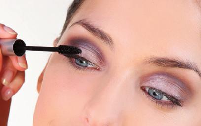 Nuance in die Augenwinkel setzen Zum Intensivieren und Vergrößern des Auges sollte der schwarzer Soft