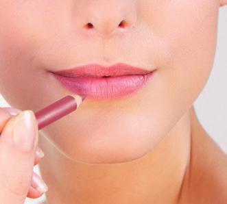 Der Lippenstift wird ganz einfach auf die Lippen aufgetragen, optional mit einem Lippenpinsel.