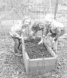 Aus zwei Hochbeeten entfernten die Kinder zuerst das Unkraut und reicherten die Erde mit dem hauseigenen Kompost an.