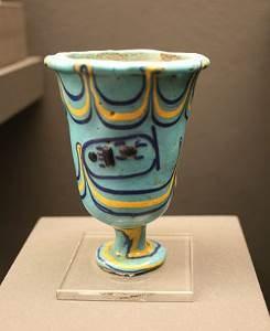 Überreste alter Kulturen des Mittleren Ostens sind Fundstätten der ersten Glaserzeugnisse.