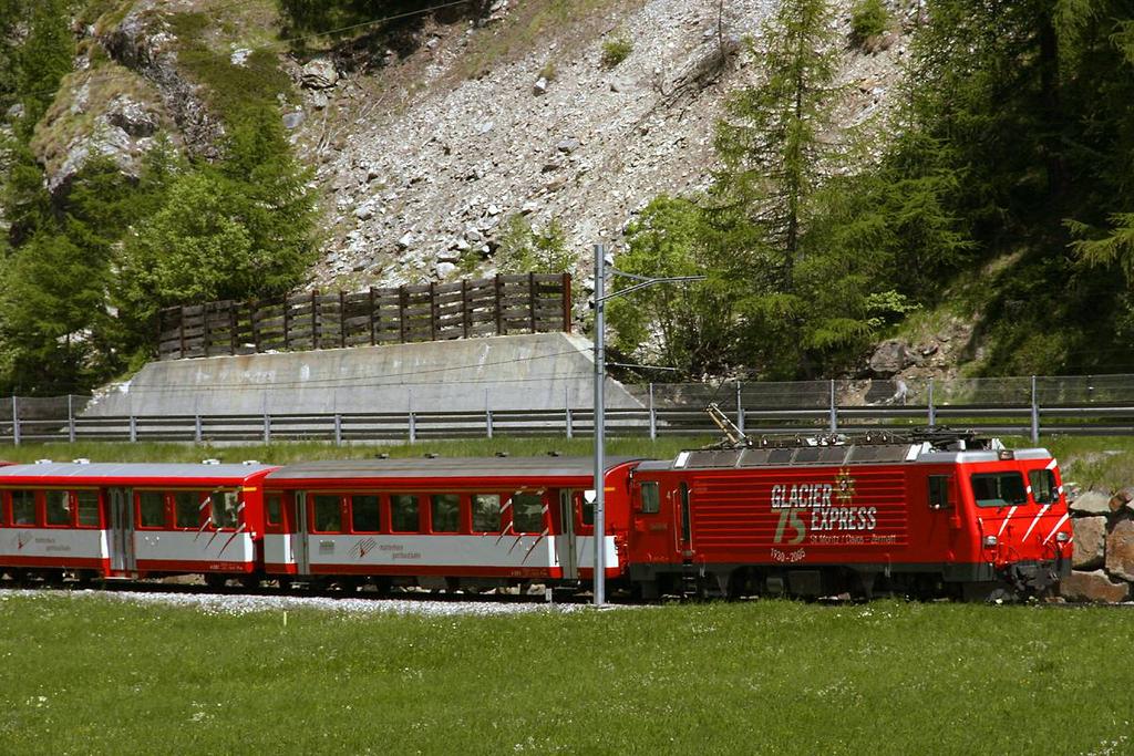 Kurz vor Randa fährt ein Zug ner neuen Matterhorn-Gotthard-Bahn an uns vorbei.