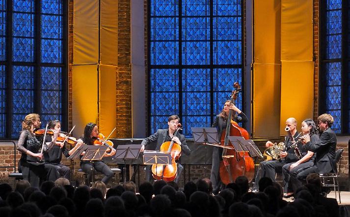Am Ende feierte das Publikum die Solisten der Deutschen Kammerphilharmonie Bremen mit stürmischem Applaus.