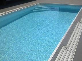 - Die Schwimmbeckenoberkannte bei Skimmervariante wird mittels einen eleganten Profil aus eloxierten Aluminium