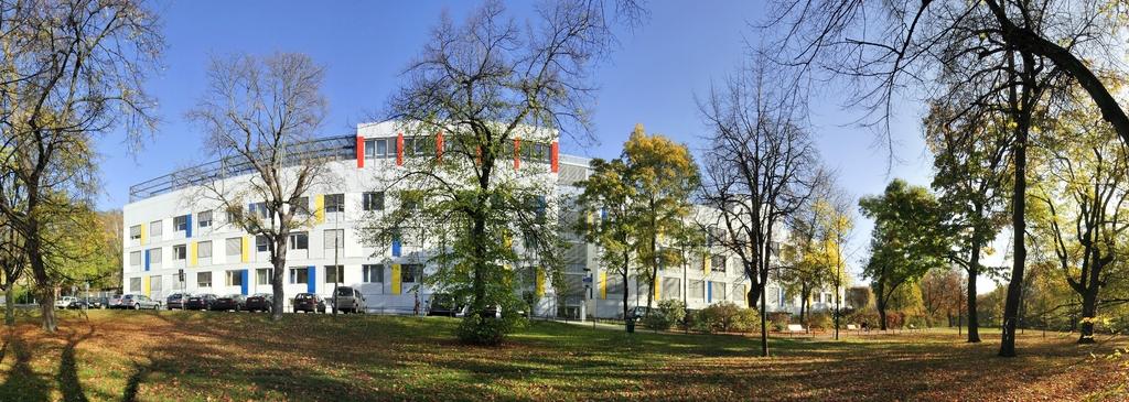 Einleitung Abbildung: Ansicht der Kliniken Hallerwiese vom Park Die Diakonie Neuendettelsau ist Trägerin von drei renommierten Kliniken in Nürnberg.
