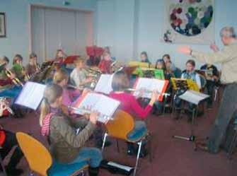 Rassismus Schule mit Courage 3 Sportvereine 3 Feuerwehren THW Musikschule Mädchentreff Mit Beginn des Ganztagsschulbetriebes wurde eine Hausaufgabenzeit eingeführt.