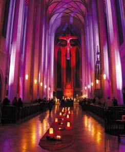Berichte In ungewöhnliches Licht getaucht zog St. Martin in der ökumenischen Nacht der Kirchen viele Besucher in seinen Bann Lichtinstallation von Lukas Hunger, Fa.