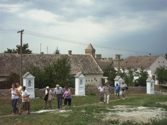 Der Bürgermeister überreicht ein Bild von der Batscher Festung Nach einem weiteren Kirchenbesuch, - in Bodjani, fuhren wir nach Kerestar (Ruski Krstur.