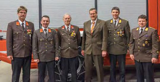 April 2017 Unter Uns Seite 33 Gruppenfoto angelobte Feuerwehrmänner; v.l.n.r. Kommandant Stellvertreter Andreas Beihammer, Kommandant Stefan Bründlinger, Simon Kogler, Bgm.