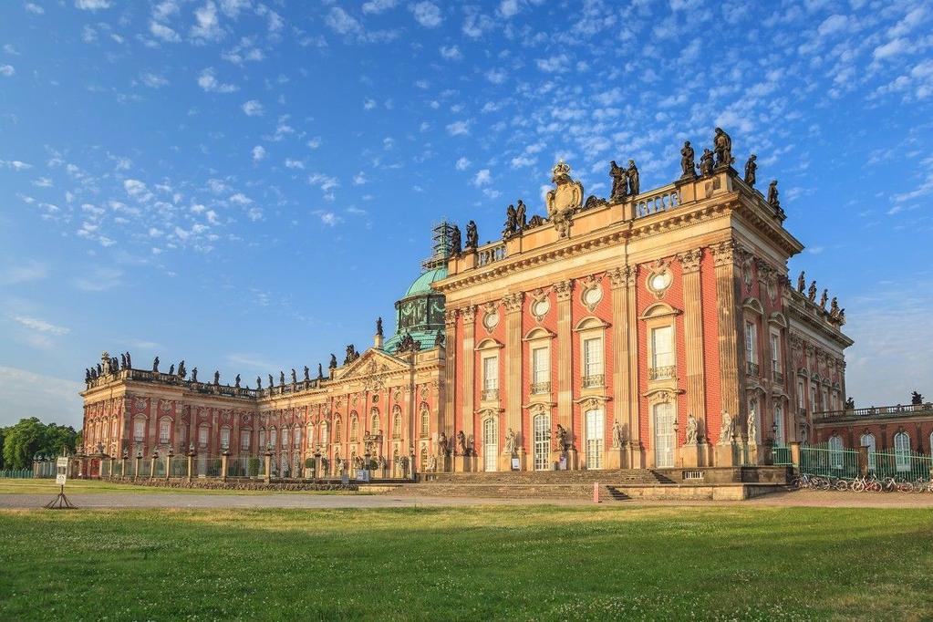 In kürzester Zeit fahren Sie zu den meisten Sehenswürdigkeiten, wie dem Schloss Sanssouci, dem Cecilienhof und Potsdams neuestem Kunstmuseum Barberini. Den Nachmittag können Sie selbst gestalten.