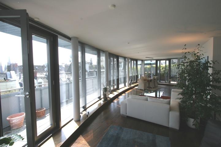 In zentrumsnaher Innenstadtlage von Wiesbaden liegt diese hochmoderne und attraktive Penthouse-Wohnung über 2 Etagen.