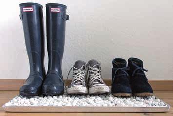 Zu Hause angekommen stellt sich dann jedoch häufig die Frage: Wohin mit den tropfenden Schuhen und Stiefeln, an denen zudem häufig noch Schneereste und Matsch haften?