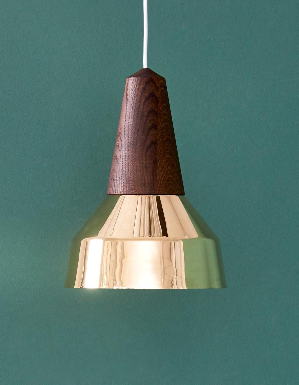De eikon RAY Leuchte entworfen von Julia Mülling & Niklas Jessen 2015 Eikon Ray Messing mit Räuchereiche design Eikon Ray ist eine zeitlose minimalistische Leuchte, die aus zertifiziertem Holz und