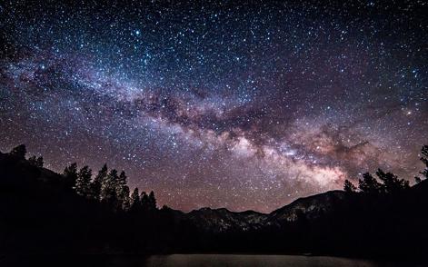 Licht der Milchstraße kommt hauptsächlich von Sternen (bekannt seit Galilei um 1610) Unsere Milchstraße Verteilung der Sterne erst seit 20.