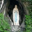 Tag: Lourdes Nehmen Sie an der Messe in der Grotte teil, erkunden Sie eine Video-Präsentation, die die Geschichte von Lourdes erzählt, und wandern Sie auf den Spuren des heiligen Bernadette.