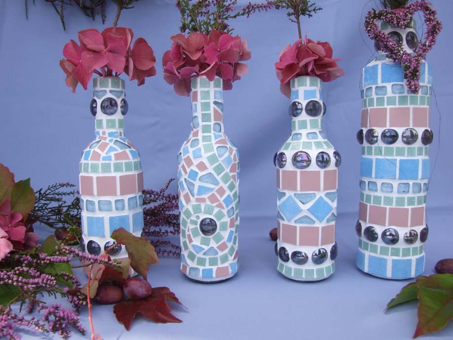 Hortensienfarbene Mosaik-Vasen Die Mosaik-Vasen lassen sich sehr leicht herstellen, deshalb sind sie gerade für Mosaik-Einsteiger geeignet.