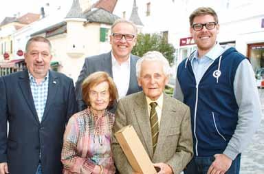 Zum 80. Geburtstag von Leopoldine Felkl gratulierten Gemeinderat Andreas Lechner (v. l.