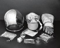 APOLLO Einzelteile der APOLLO-Ausrüstung, u.a. links der Helm, in der Mitte ein Schuh, rechts ein Handschuh. Ein ausreichender Schutz gegen Radioaktivität?